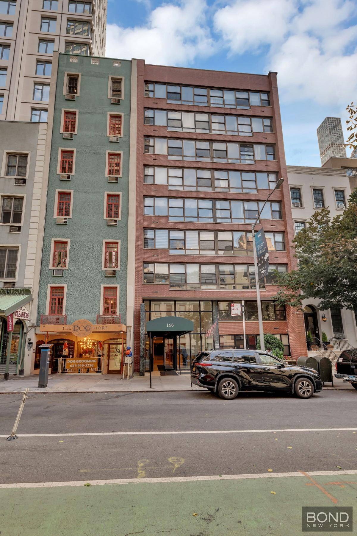 Welcome to this sun drenched north facing studio located in a full service, co op building in the heart of the Upper East Side.