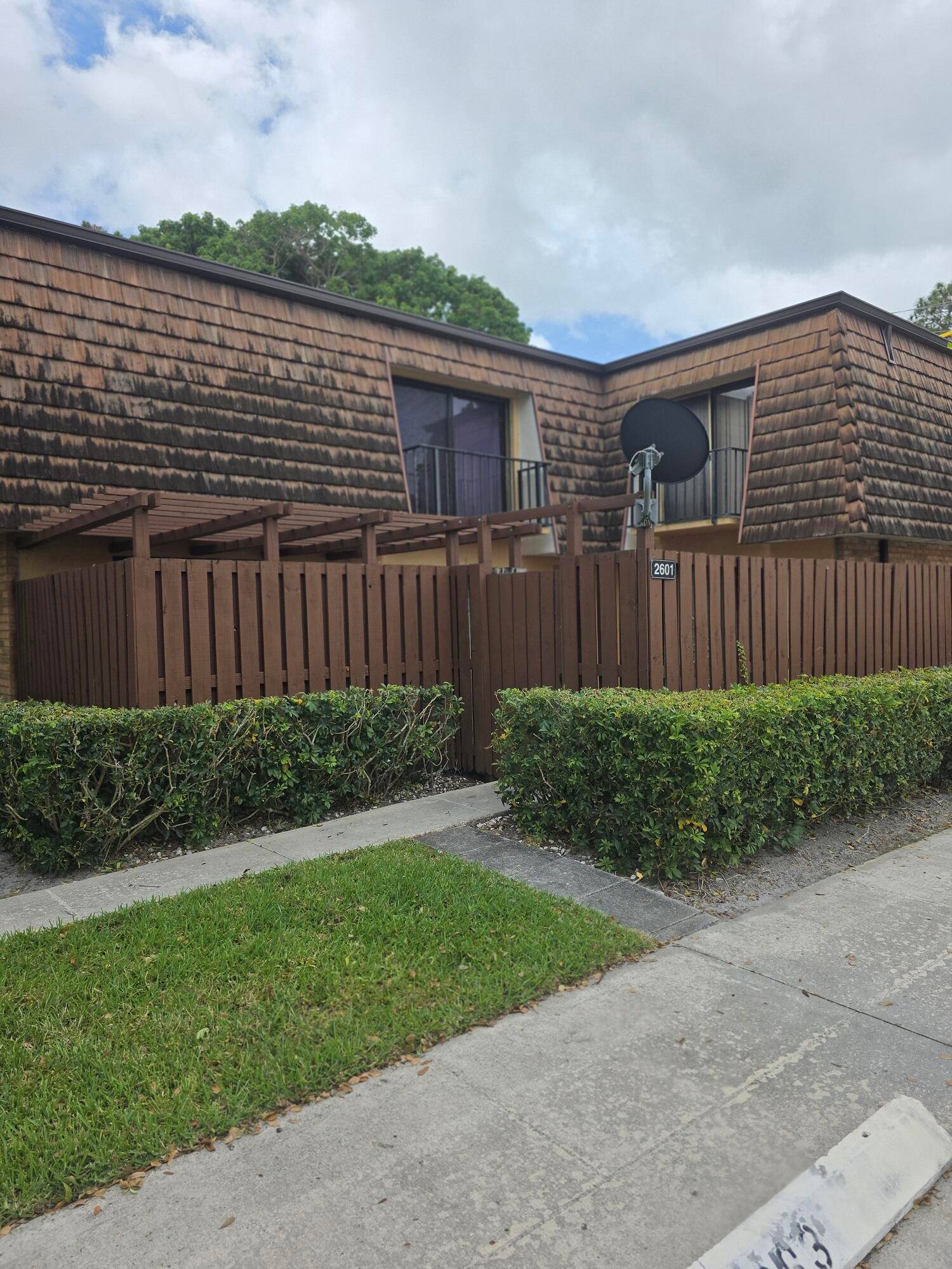 Welcome to this stunning townhouse in Greenacres, Florida !