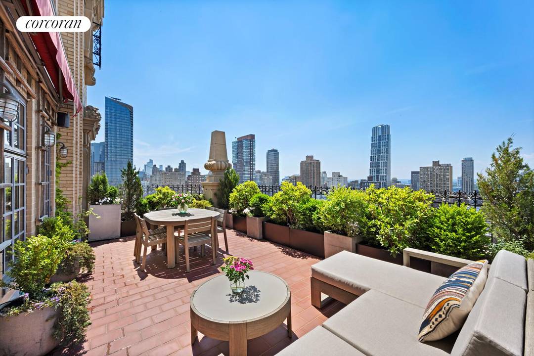 The Crown Jewel of The Oliver Cromwell Perched on the 27th 29th floors of Emery Roth's celebrated 1927 landmark the Oliver Cromwell.