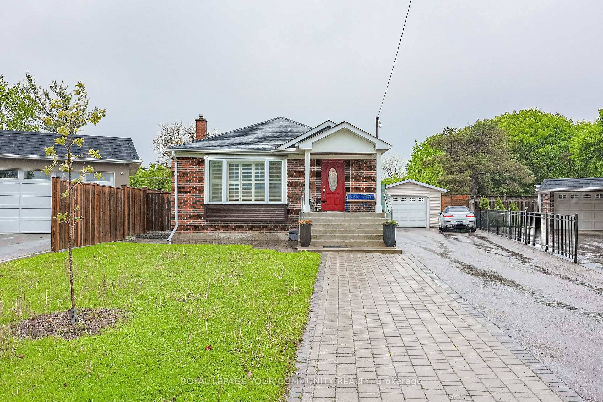 Welcome to 52 Princeway Drive in the sought after community of Wexford !