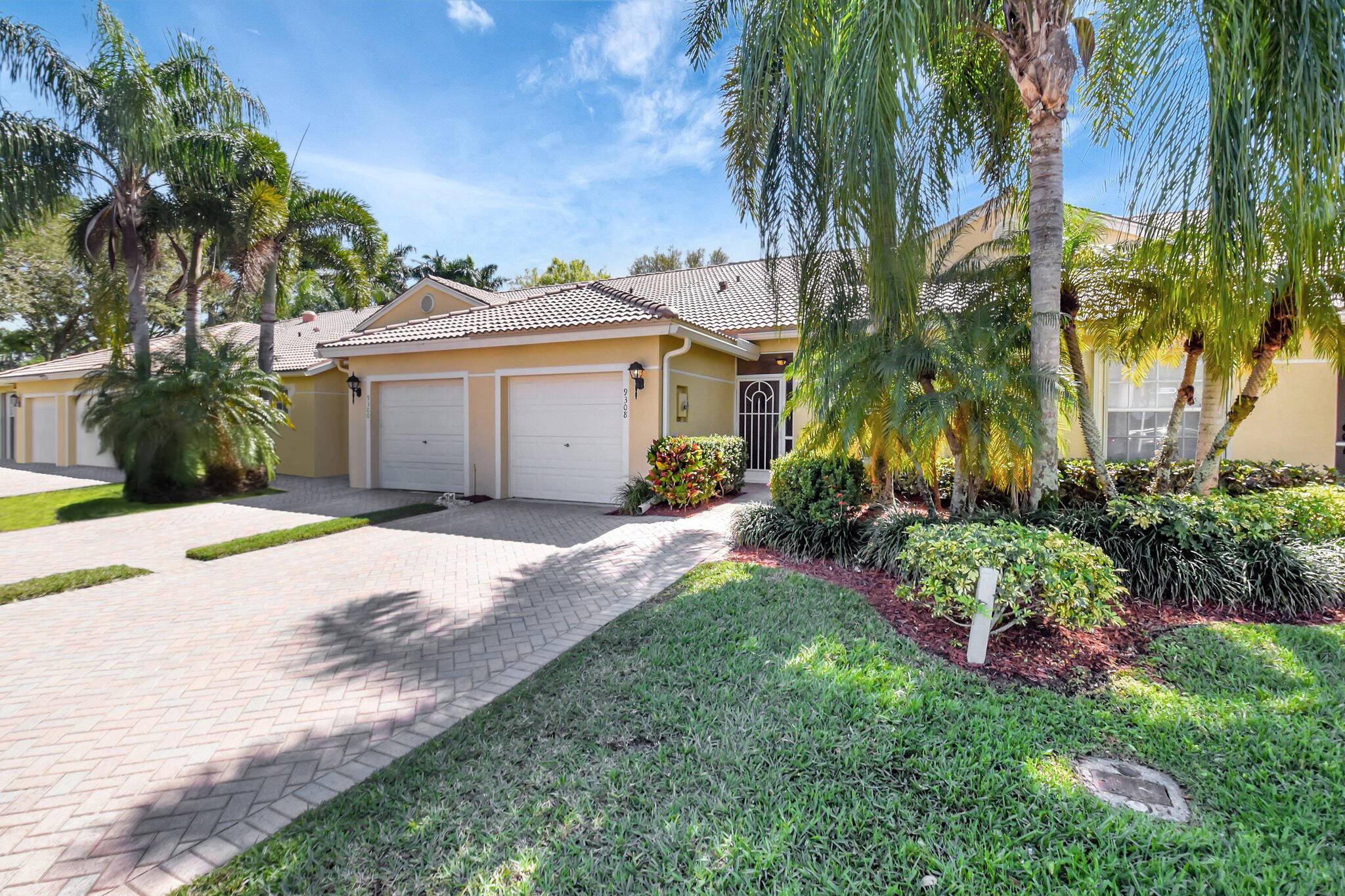 Immaculate 2 Bedroom, 2 Bathroom Den Home in the Prestigious Baywinds 55 Community.