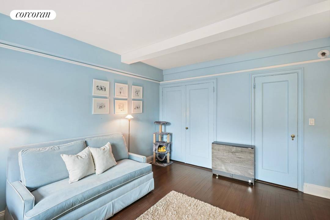 Here s your chance to own a delightful studio apartment on the Upper East Side in a full service doorman building !