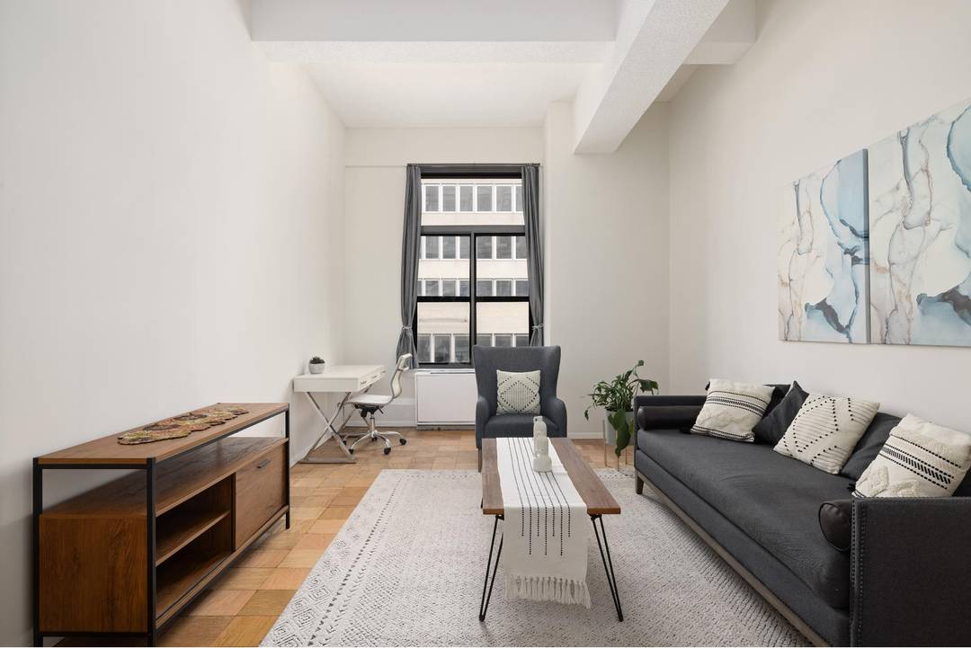 Enjoy high floor luxury living at the elegant prewar Murray Hill Plaza in prime Midtown !