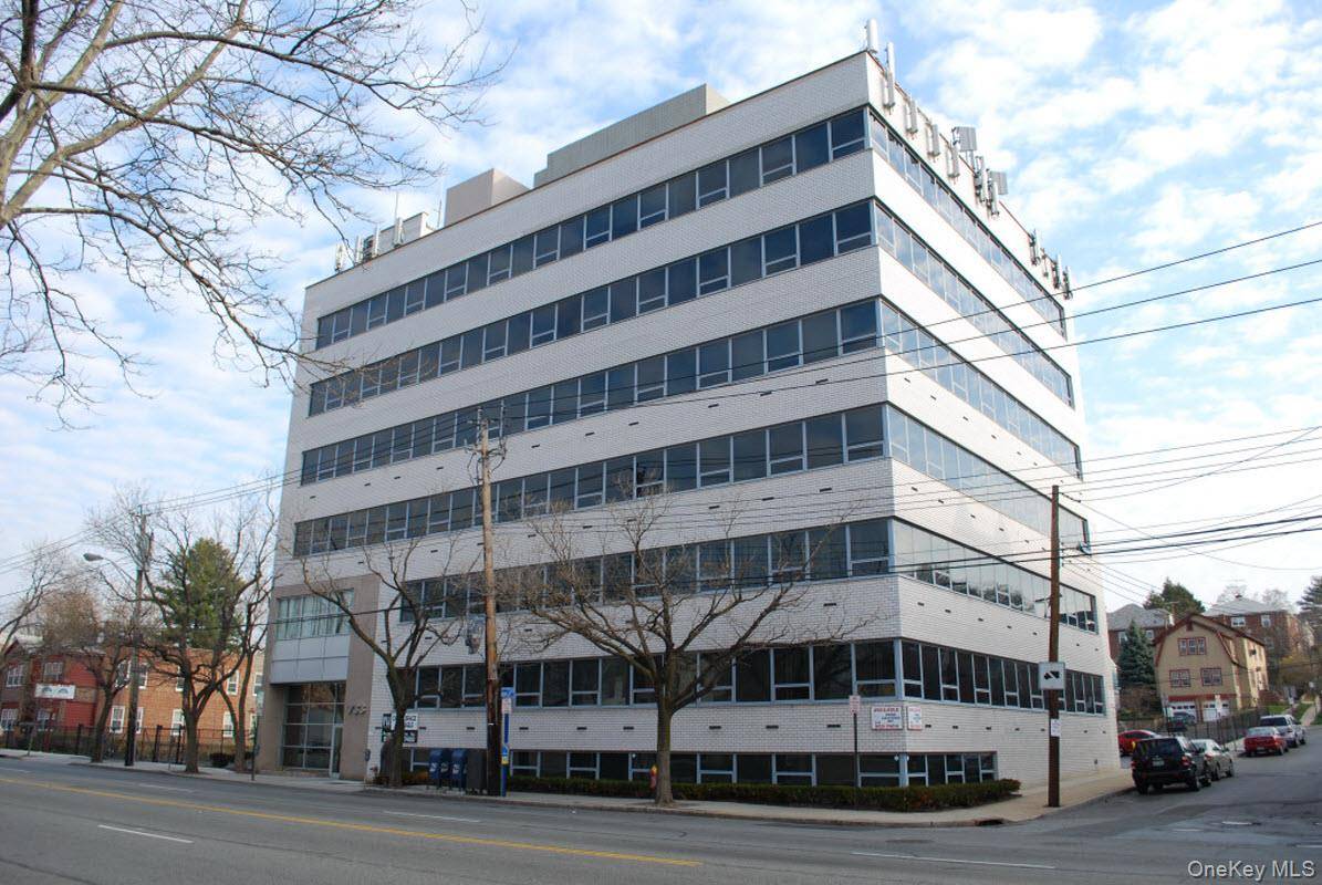 Nicely located on the 3rd floor, features 3 large windows, nicely decorated, and fully furnished.