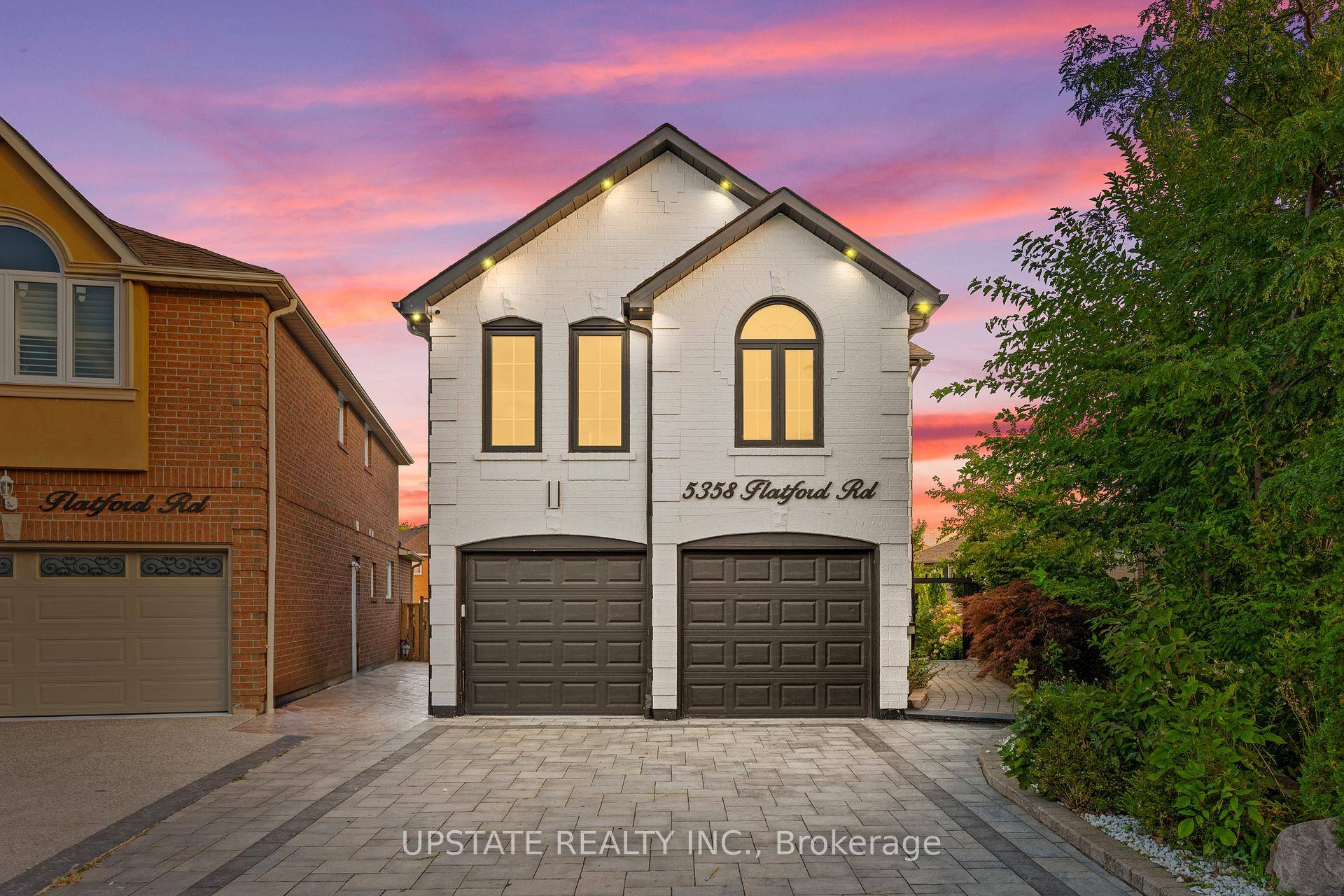 Stunning Detached Home in the Sought After East Credit Neighborhood !