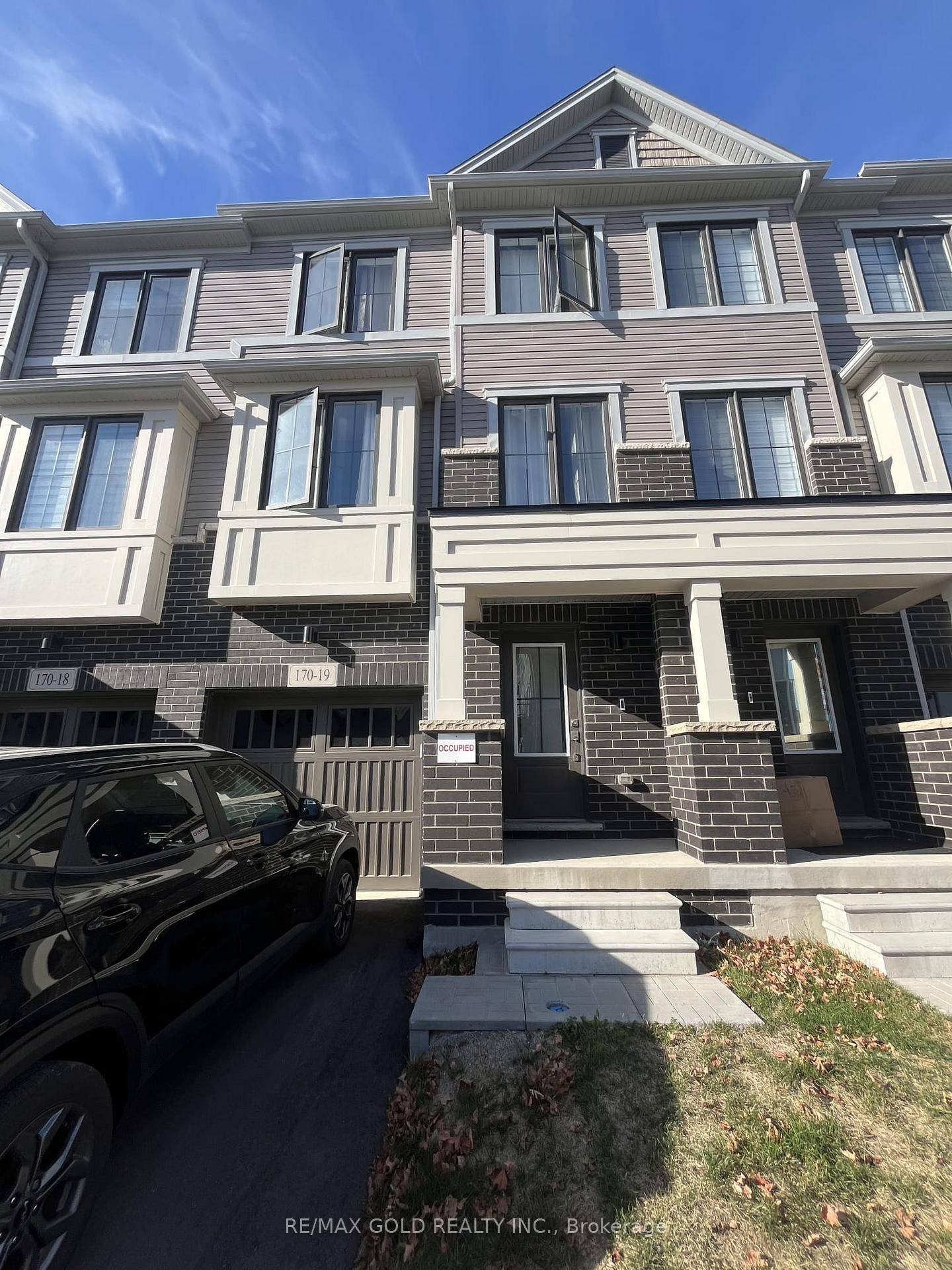 Very Beautiful Stunning Townhouse to raise your family in a peaceful neighborhood.