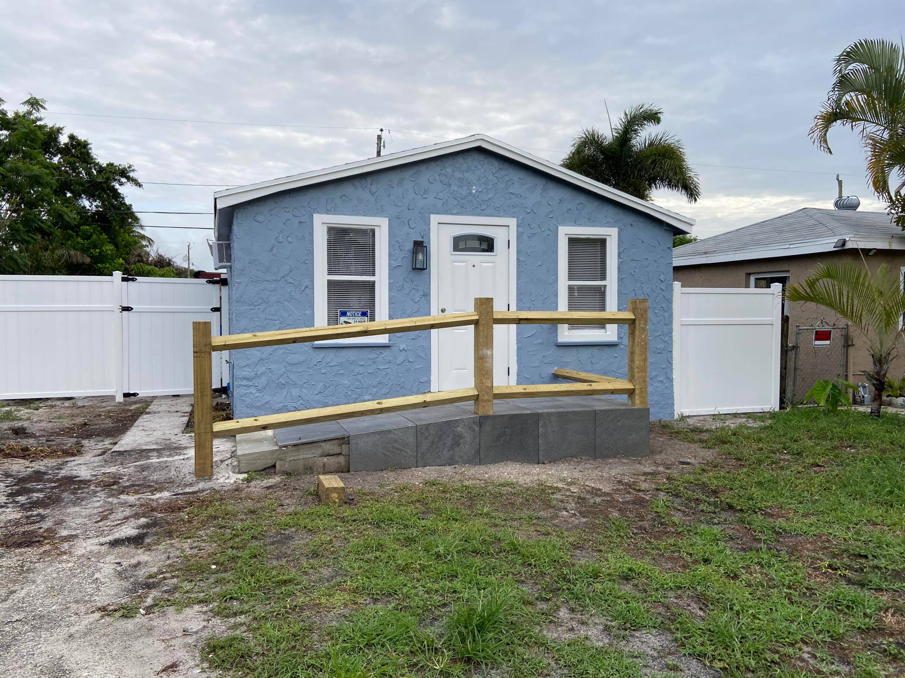 Charming 2 bedroom, 1 bath single family home in Lake Worth.