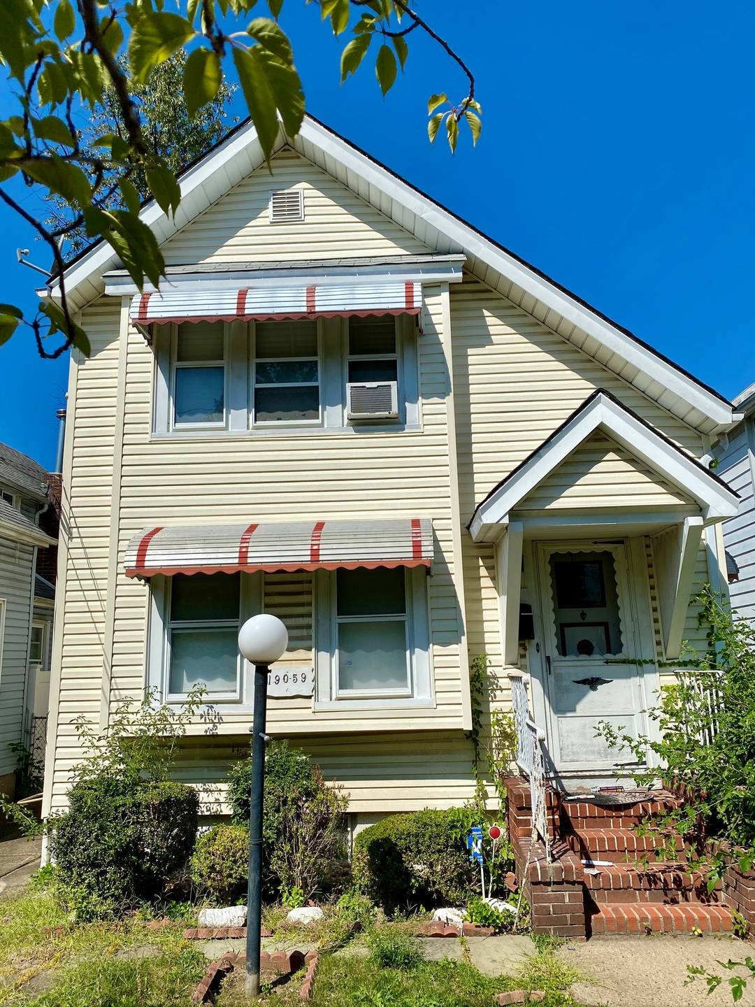 Here is your opportunity to own a single family home in the very desirable neighborhood of Saint Albans.