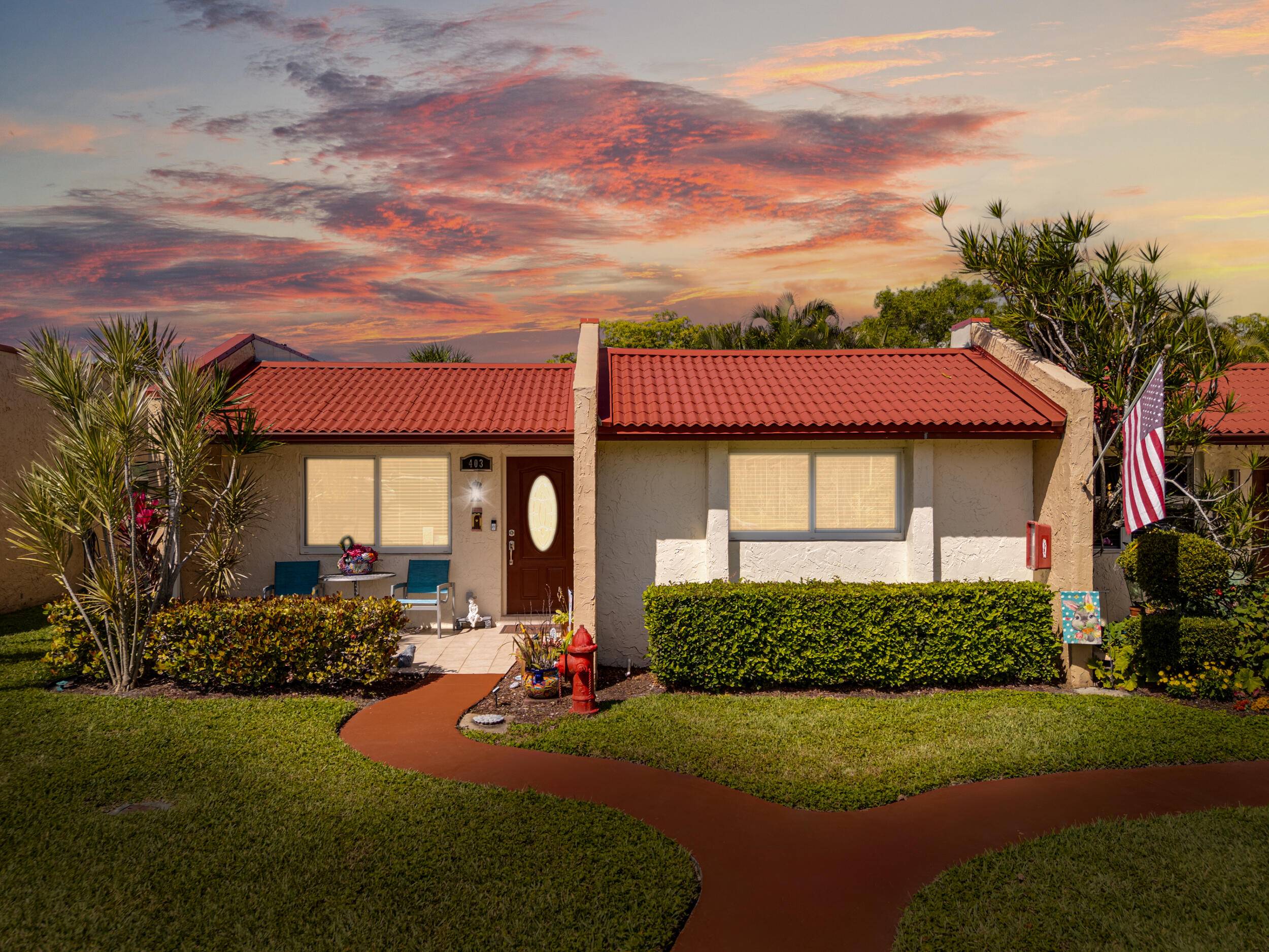 Welcome to this beautifully maintained villa in the heart of West Palm Beach, nestled in a prime location that offers both convenience and tranquility.