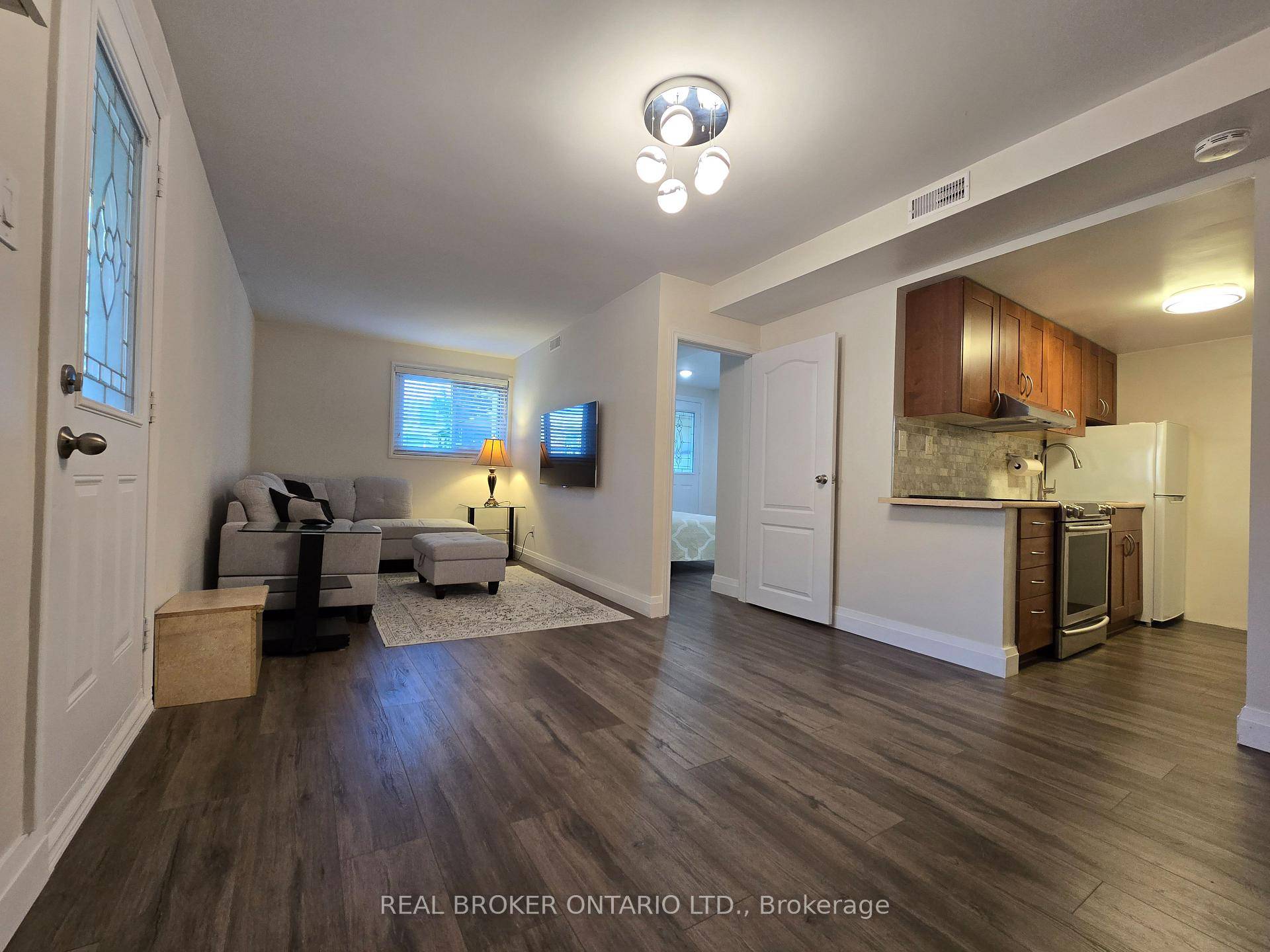 Welcome To 60 Heatherside Drive, Where Comfort Meets Convenience In The Heart Of L'Amoreaux.