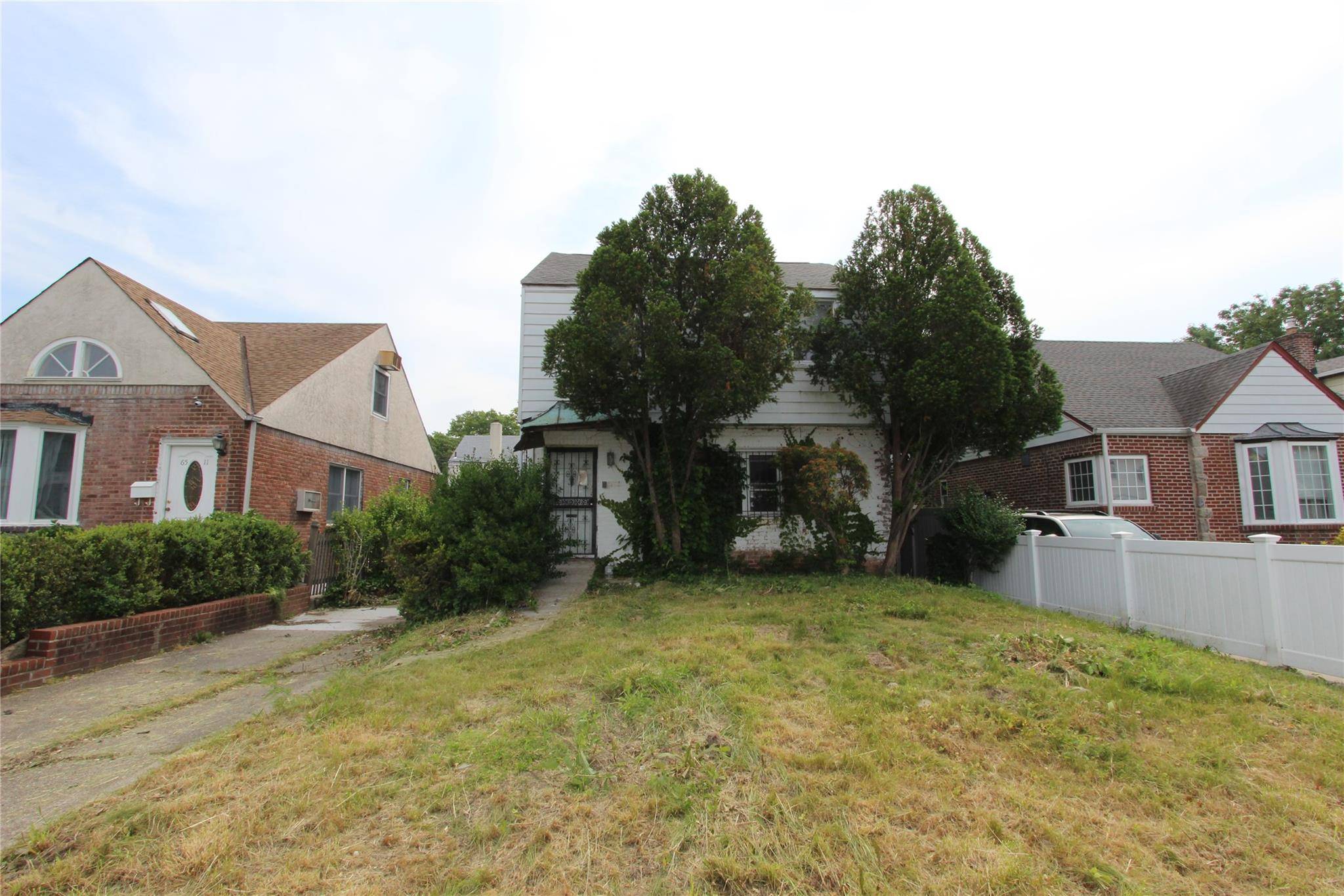 ATTENTION Builders, Contractors and Buyers who want to build This colonial home with its.