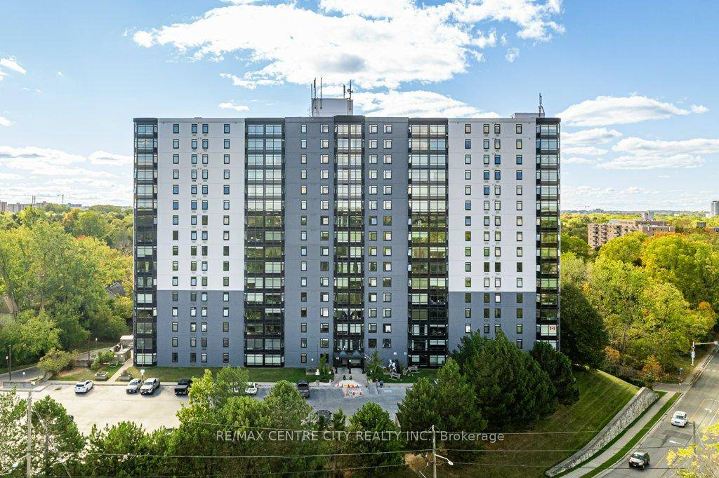 Welcome to Unit 915 at 45 Pond Mills.