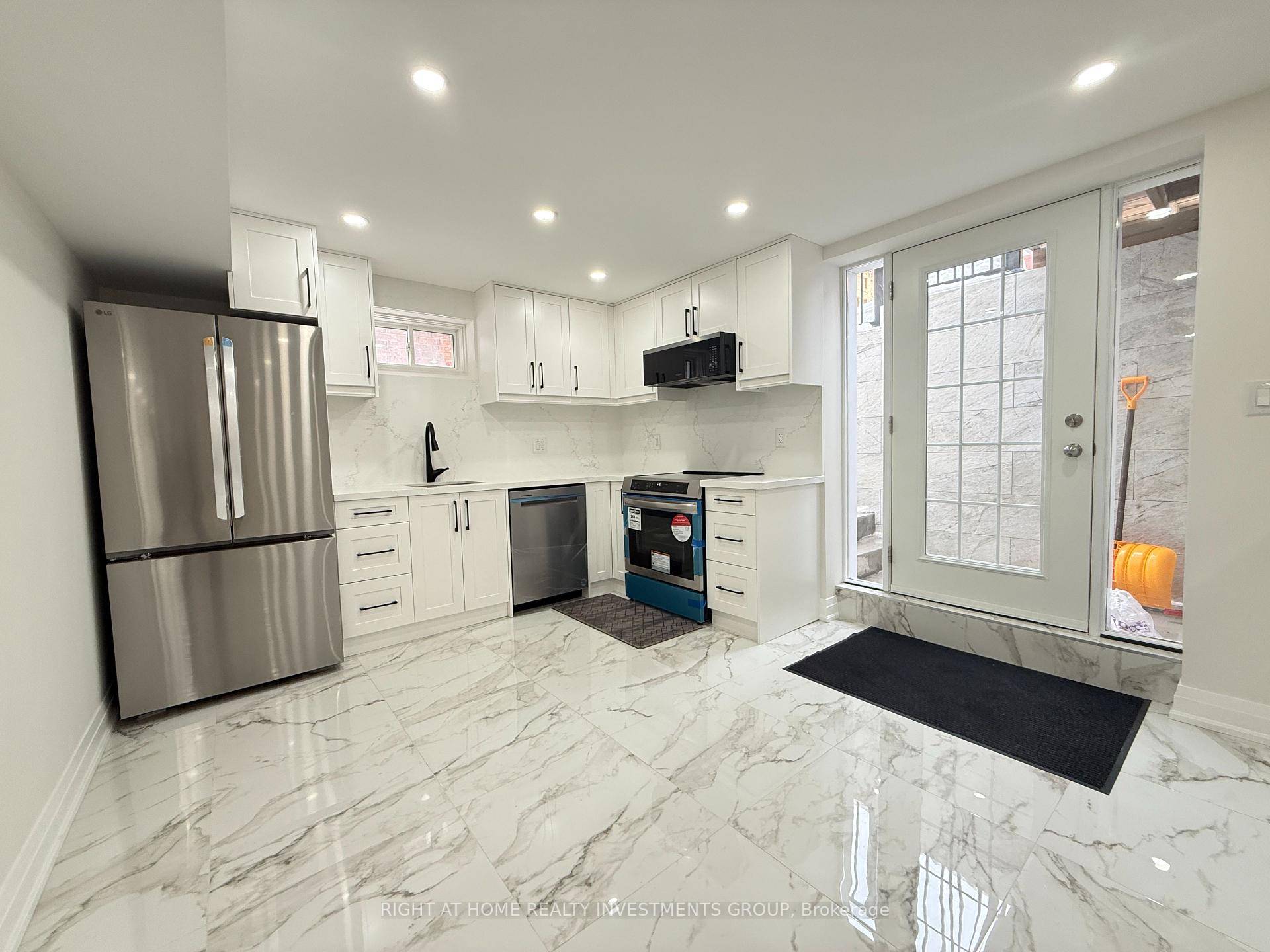 Welcome to this stunning brand new legal 950 sq ft 3 bedroom, 2 bathroom luxury basement apartment in the highly sought after Queensville neighborhood.
