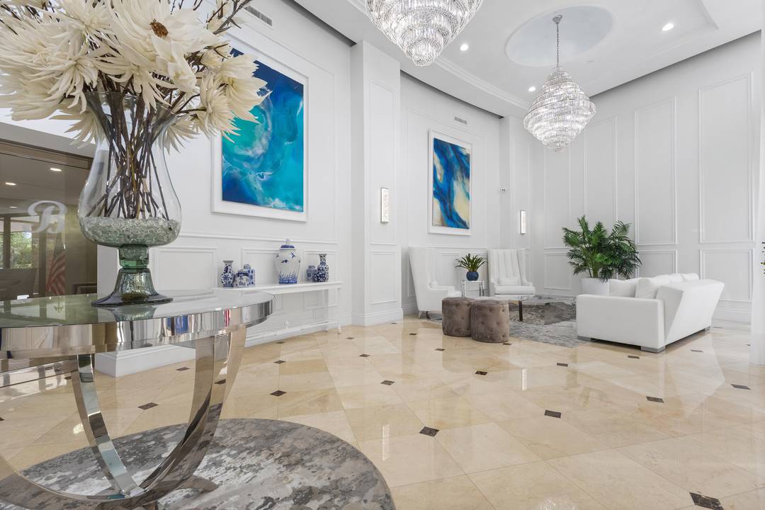 LuxeCoastal Living at Its Finest !