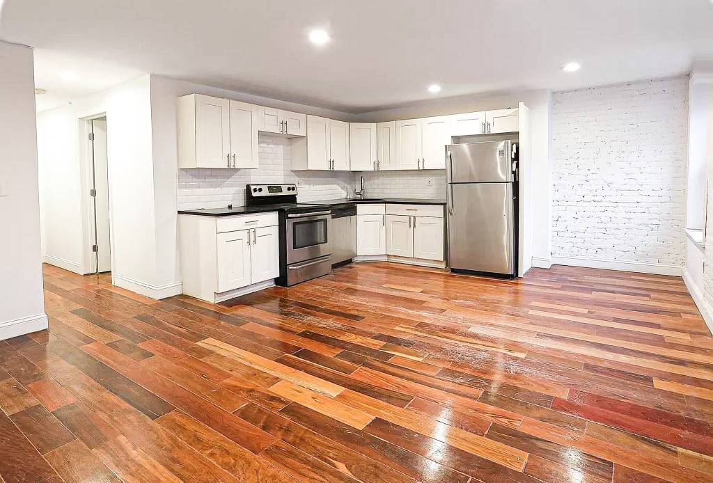 This large 3 bedroom apartment is located in the heart of Little Italy close to some of New Yorks best restaurants and bars.