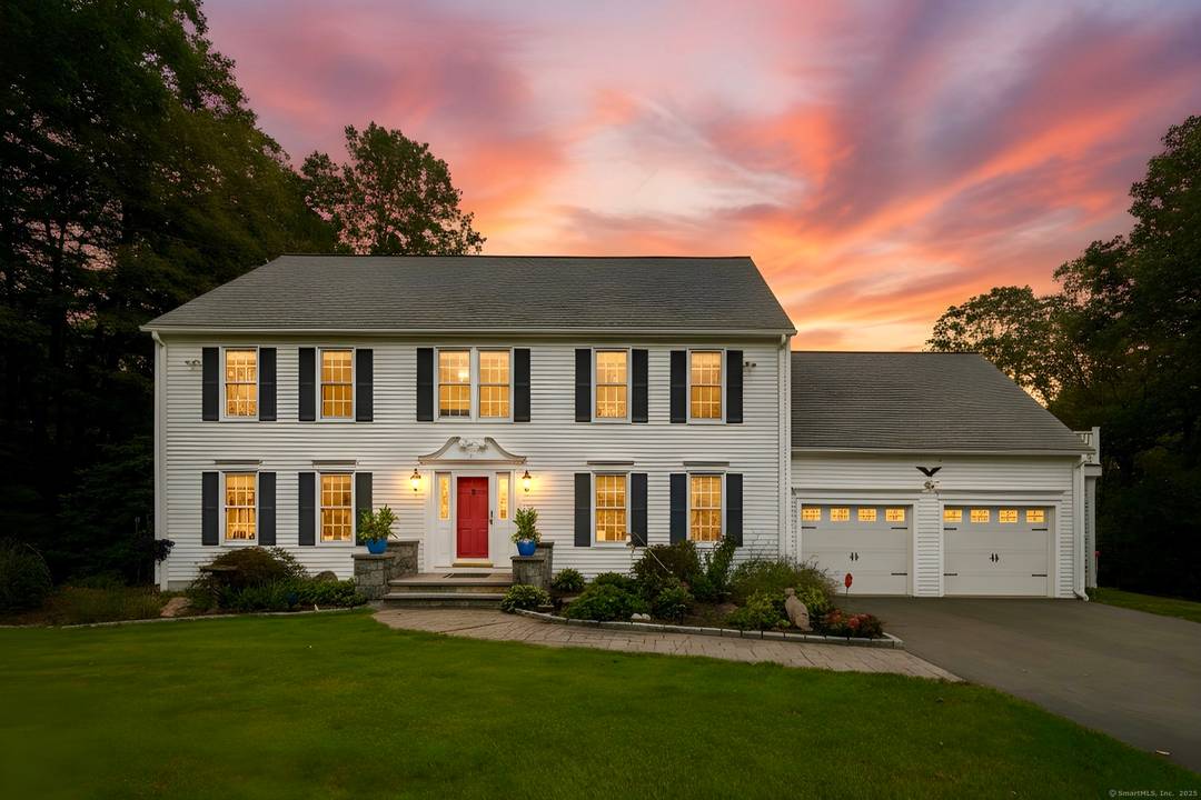 Ascend to Aspetuck ! Discover refined living at 10 Aspetuck Lane in Oxford.