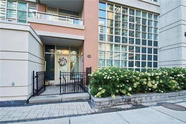 Welcome Home To This Elegant And Modern 2 Story Open Concept Townhouse In The Heart Of Liberty Village Facing Beautiful Liberty Park.