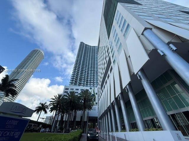 Beautiful 2 bedroom, 2. 5 bath residence featuring stunning Miami River and skyline views with a spacious and functional layout.
