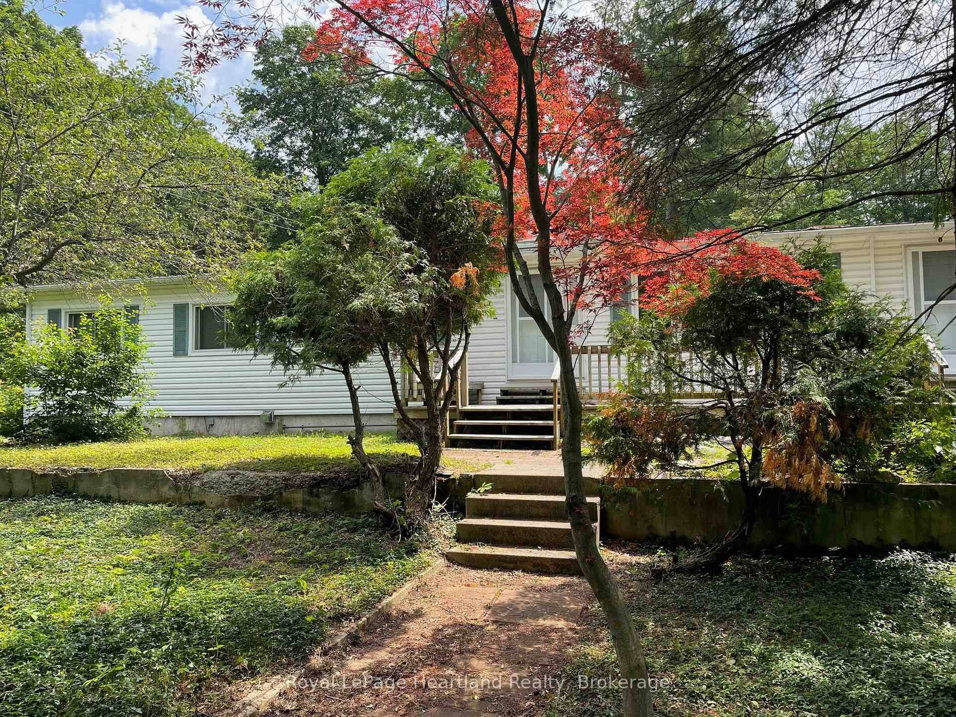 Spacious 5 Bedroom Home in 55 Bayfield Pines Community Just Minutes from the Beach !