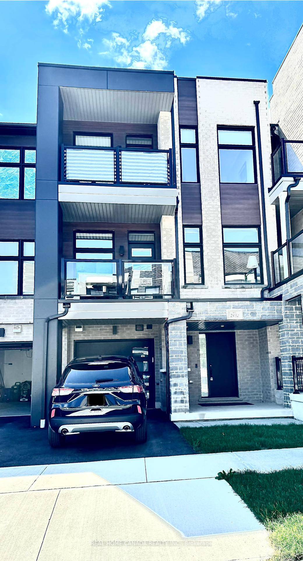Beautiful 3 Years Old 3 Bedroom 3 Washroom Modern Townhouse In Glen Abbey Encore.