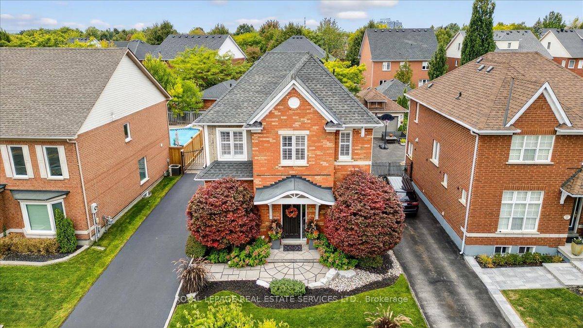 Welcome to this stunning, meticulously maintained 3 bedroom home in the heart of Oakville's prestigious River Oaks community.