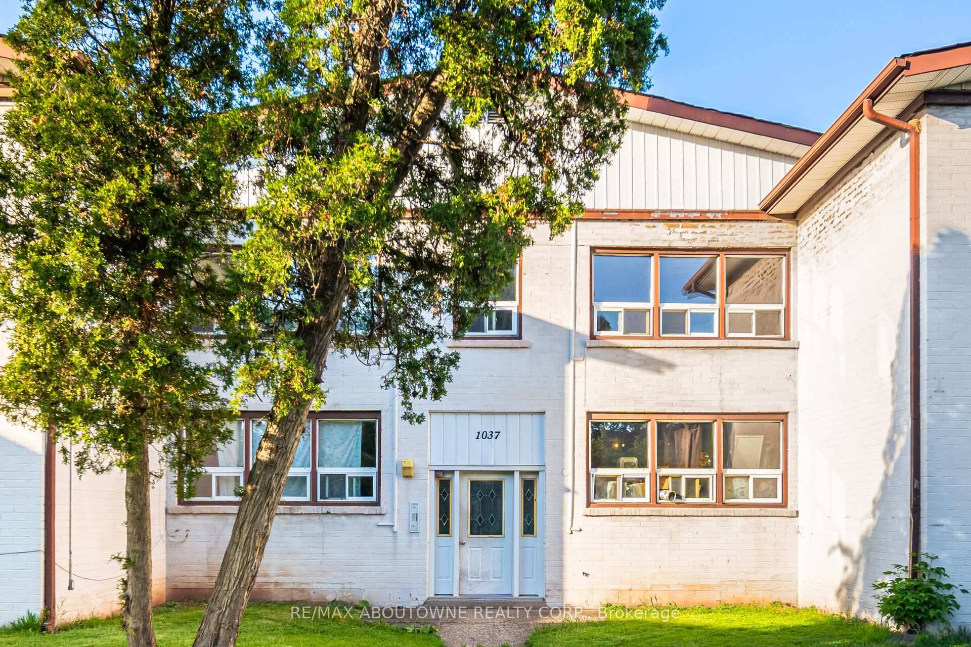 Discover modern living in this recently renovated 2 bedroom, 1 bathroom unit at 1037 Churchill Avenue in Oakville's College Park neighborhood.