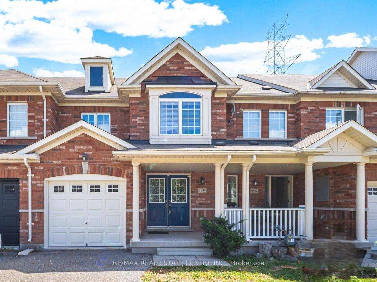 Beautifully maintained 1348 SQFT.