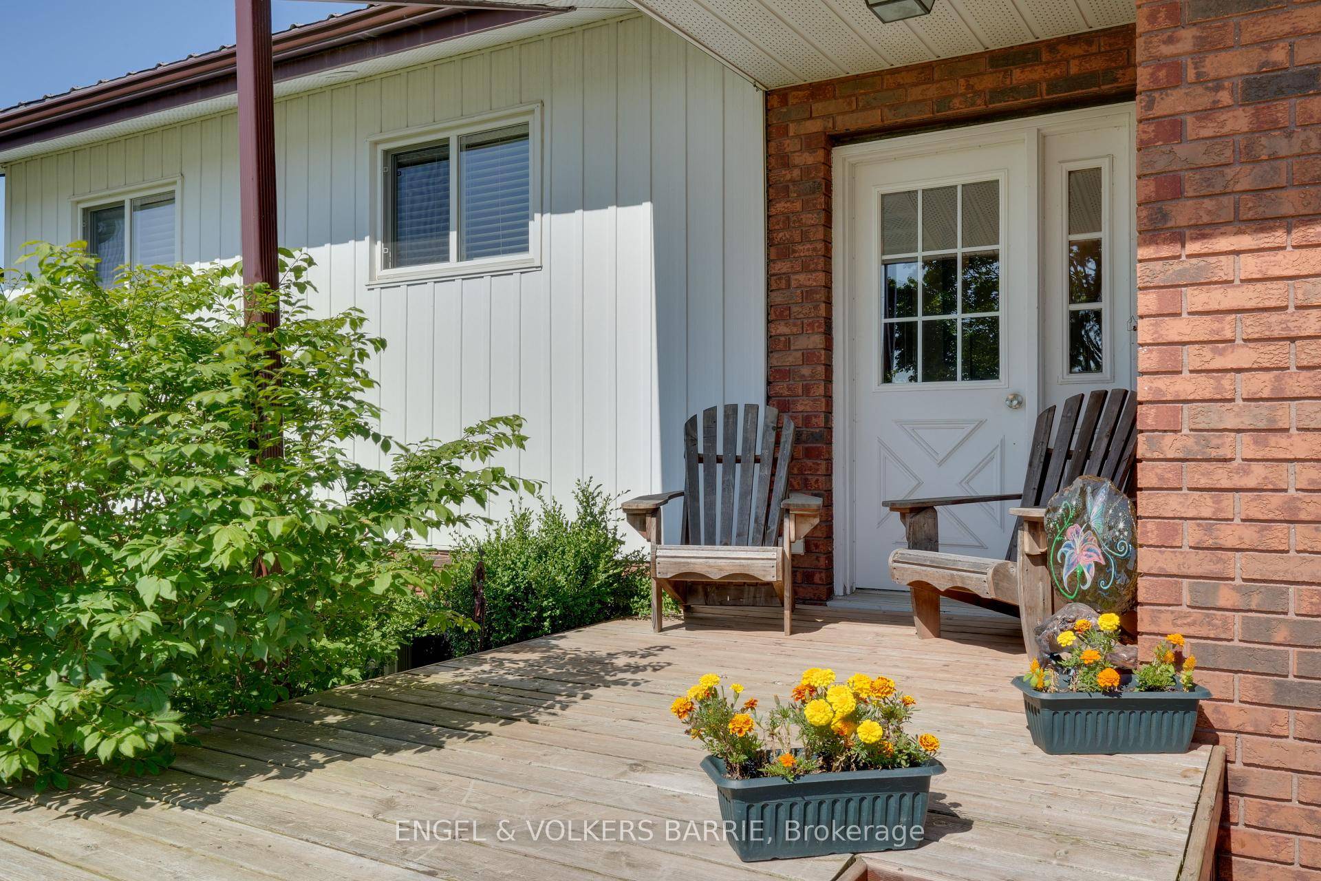 Welcome to this charming side split in beautiful Shanty Bay, just down the road from Heritage Hills Golf Club.