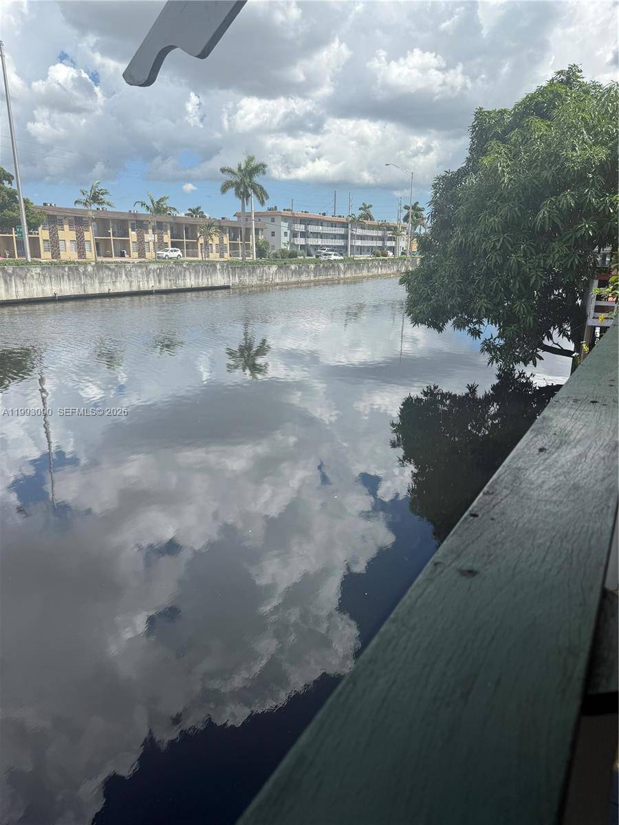 Amazing investment opportunity, Single family house located in Medley ; sitting right on Lake Okeechobee, with beautiful relaxing lake views.