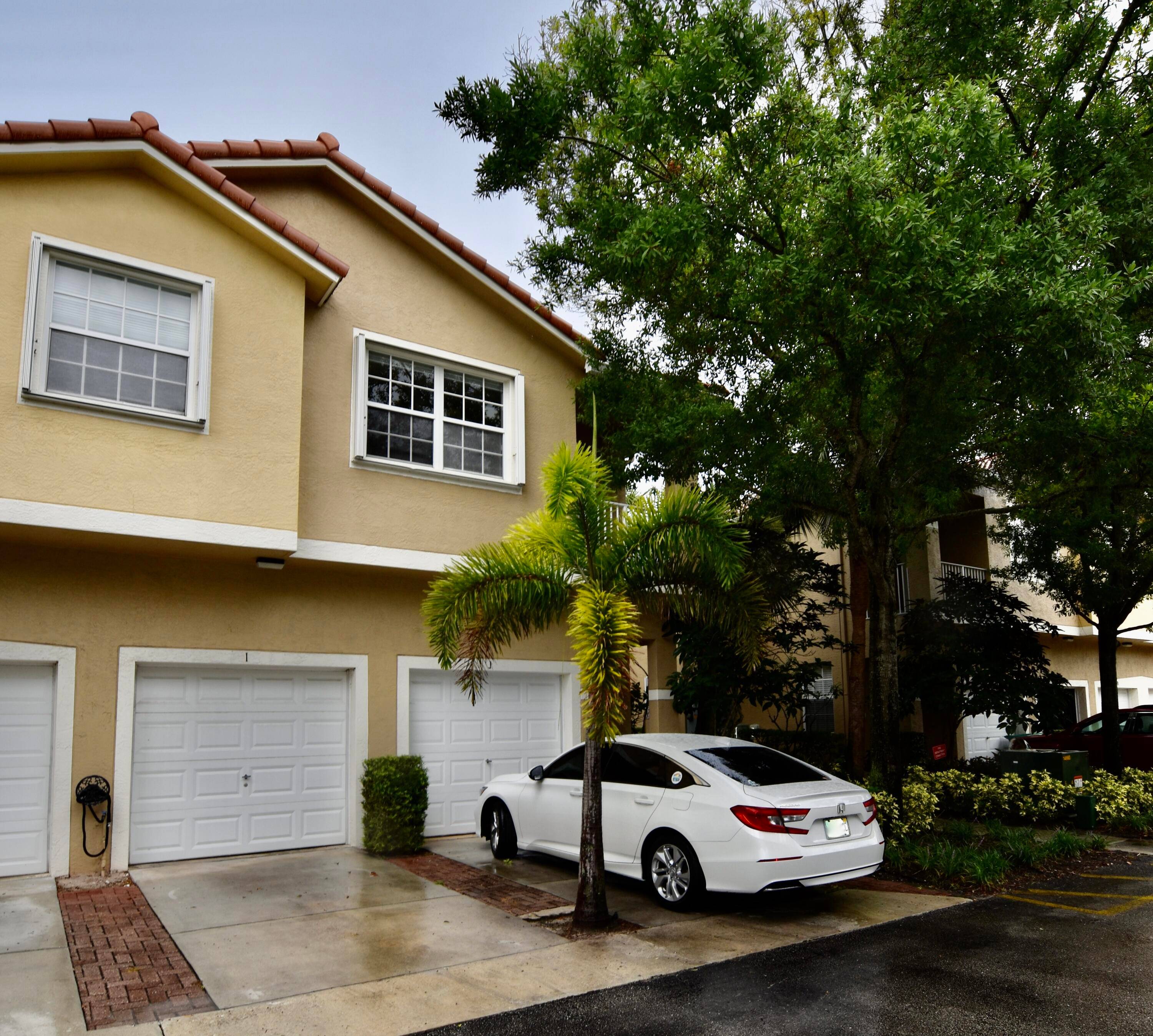 Open Floor Plan Condo 2 Bedroom, 2 Bath, 1 Car Garage, 1035 s.