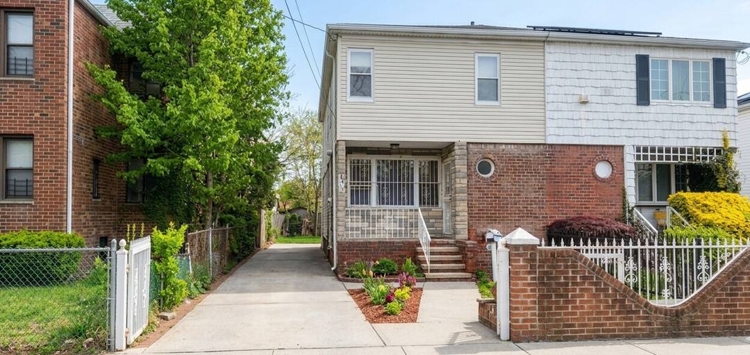 This huge single semi attached family corner unit angle home that has over double the lot size that you can venture to increase home to a even larger residence on ...