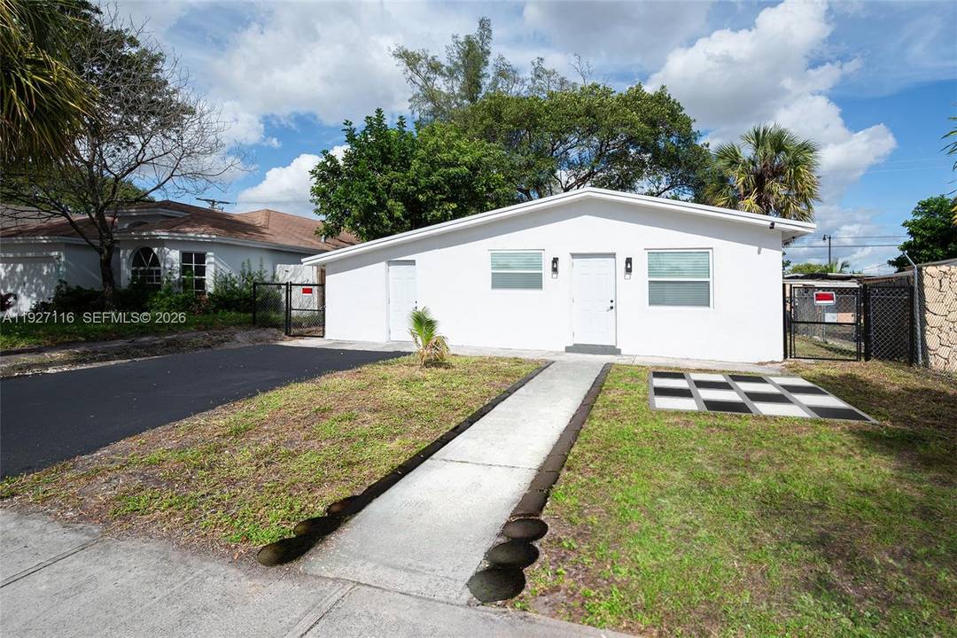 Fully remodeled move in ready 5 BEDROOM 3 BATHROOM SINGLE FAMILY HOME that functions as a TRIPLEX featuring an ADU ACCESORY DWELLING UNIT, EFFICENCY plus a MOTHER IN LAW SUITE, ...