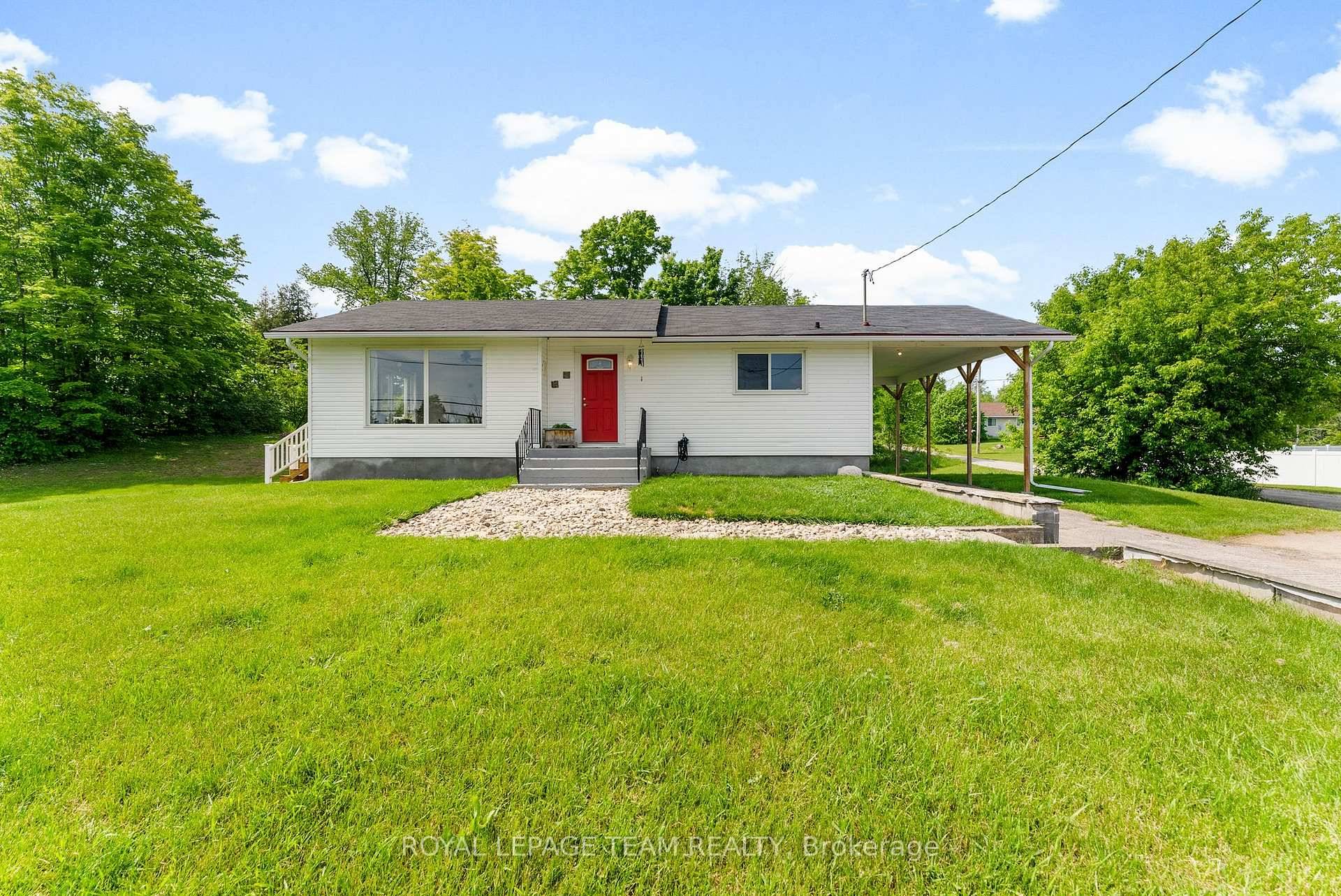 This bright and airy 3 bedroom, 1 bathroom bungalow sits on an oversized lot right in the heart of Calabogie.