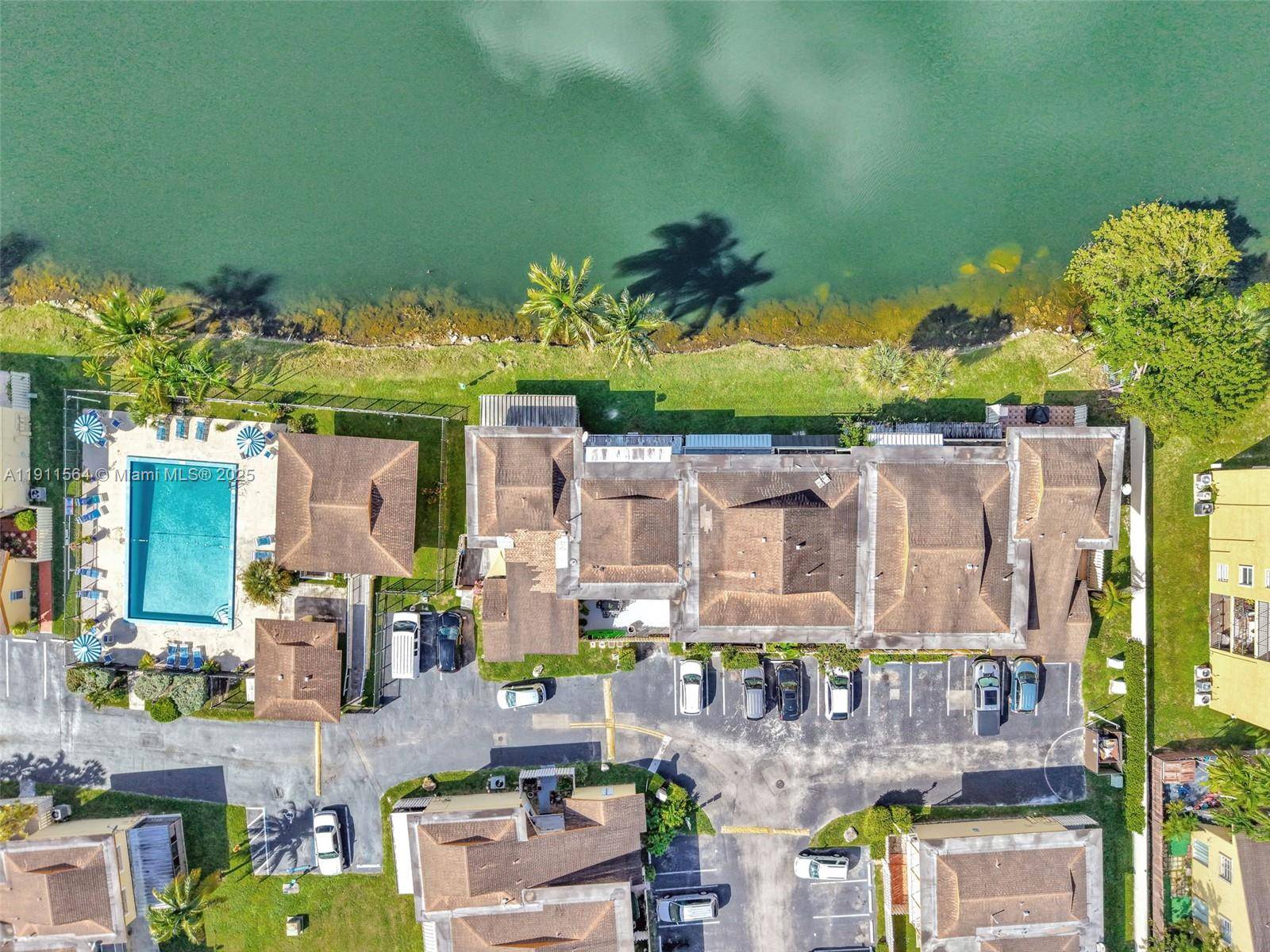 Beautiful. Lake Townhouse in Kendall.