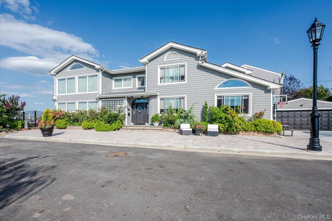 Contemporary Waterfront Living in the Heart of the Canals Welcome to a rare Long Beach lifestyle where every day feels like a vacation and the water is your backyard.