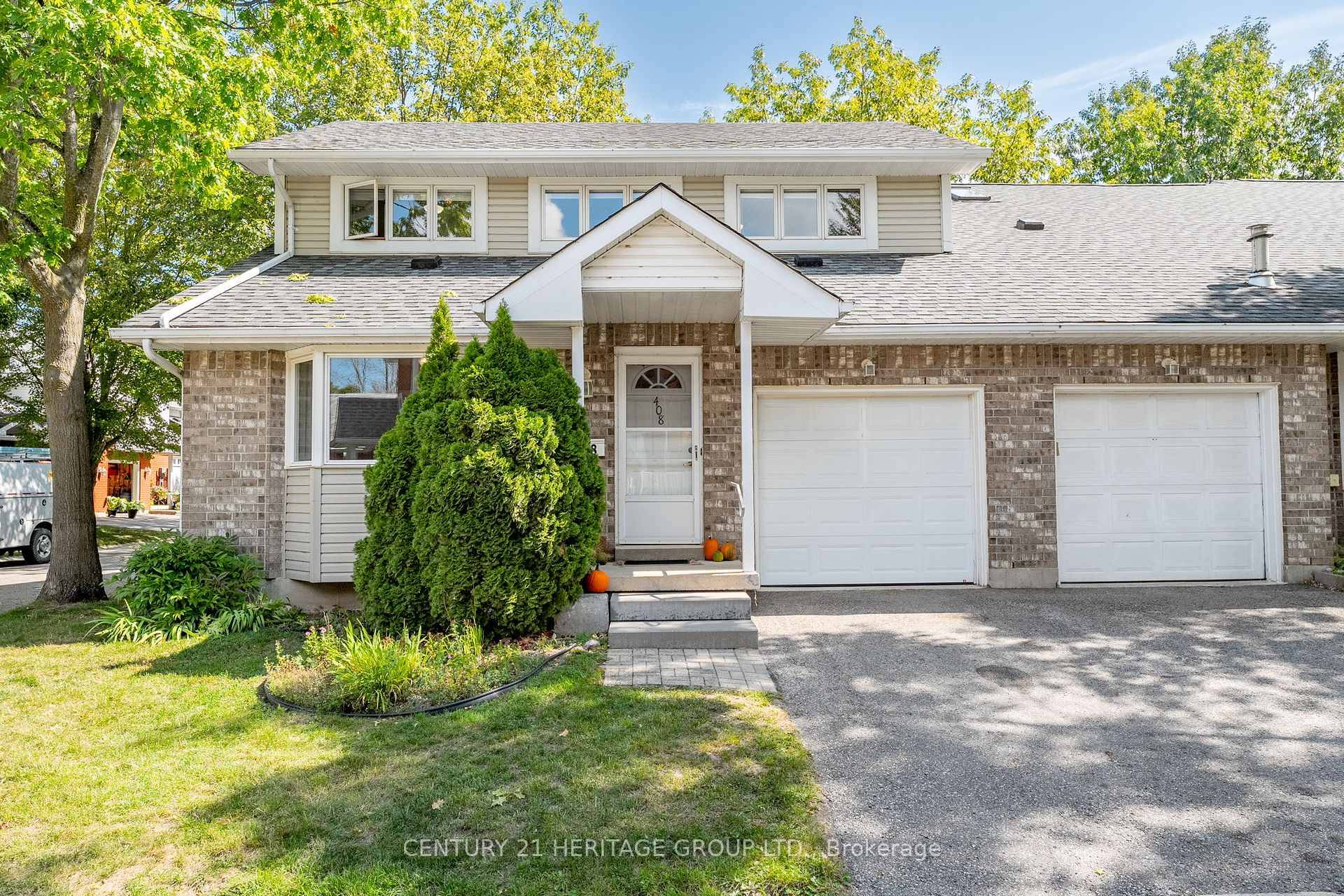 Welcome to the lifestyle you have been waiting for in this beautifully maintained end unit bungaloft located in Villages at Leacock.