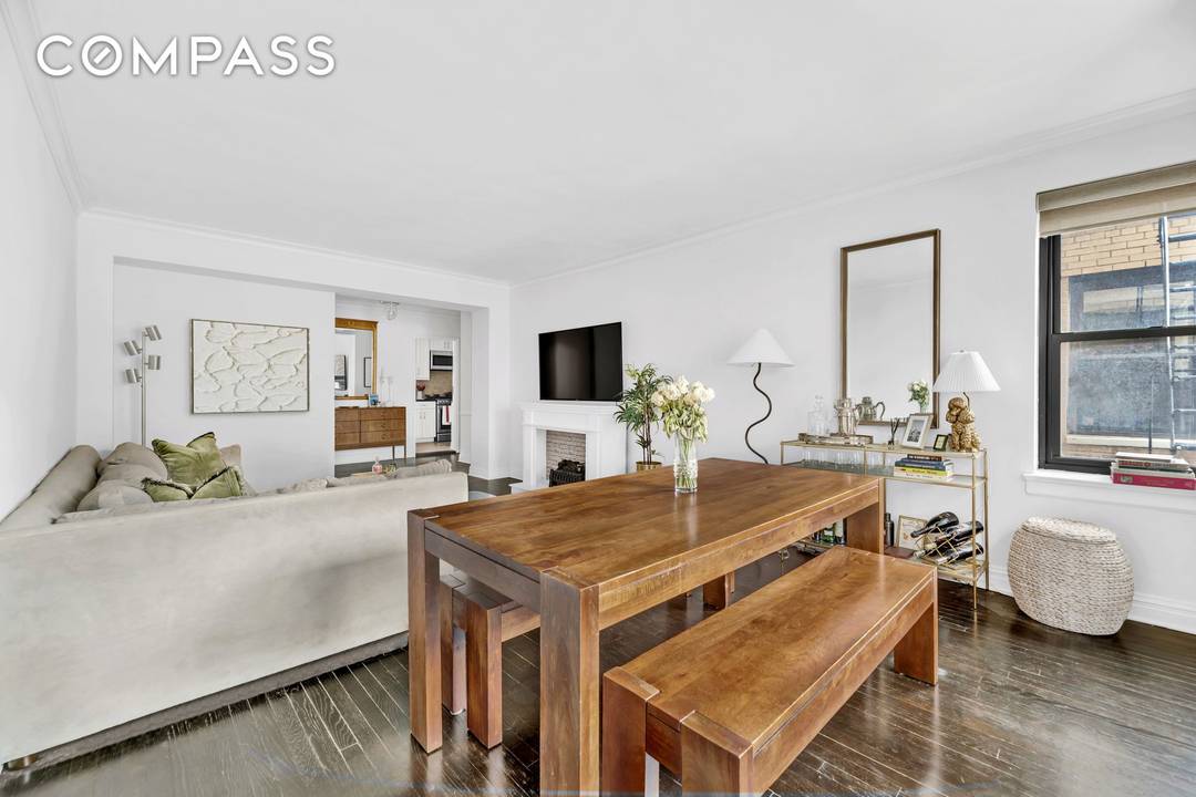 MID CENTURY, STRETCH OUT, PARK BLOCK HEART WARMER 3 EXPOSURES 2 BIG BEDROOMS 1 HANDSOMELY UPGRADED HOME BIGGER SCALE, HIGHER CEILINGS, EAT IN KITCHEN, GREAT CLOSETS amp ; PRIVATE STORAGE ...