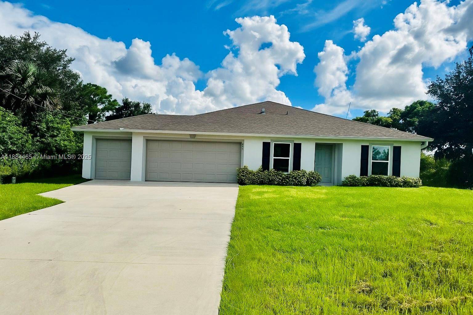 Beautiful Single Family Home with Luxurious Features and Prime Location.