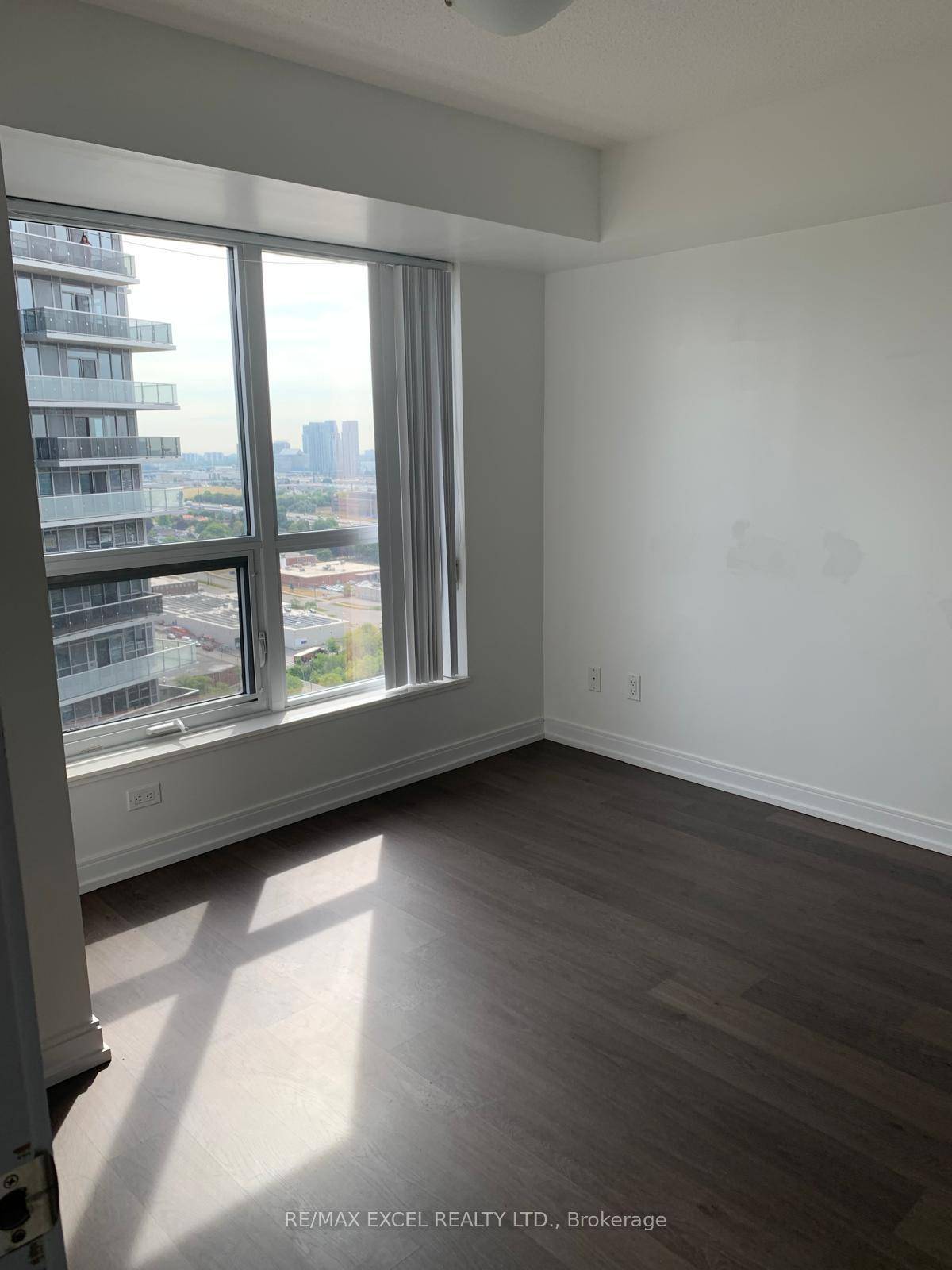 Welcome To This Bright amp ; Spacious Fabulous 1 Bedroom Plus A Very Large Den.