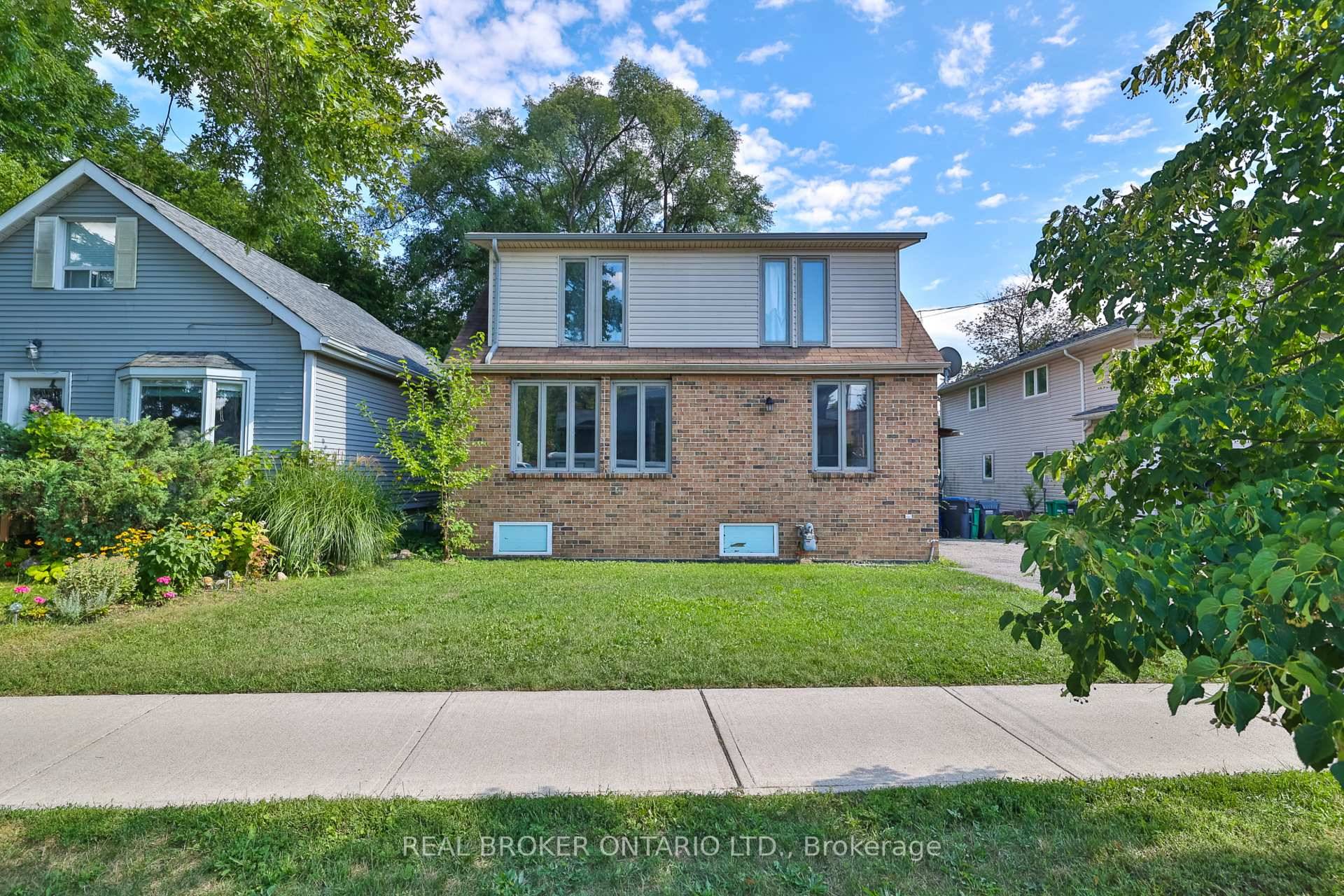 Perfect Opportunity for Investors or Builders !