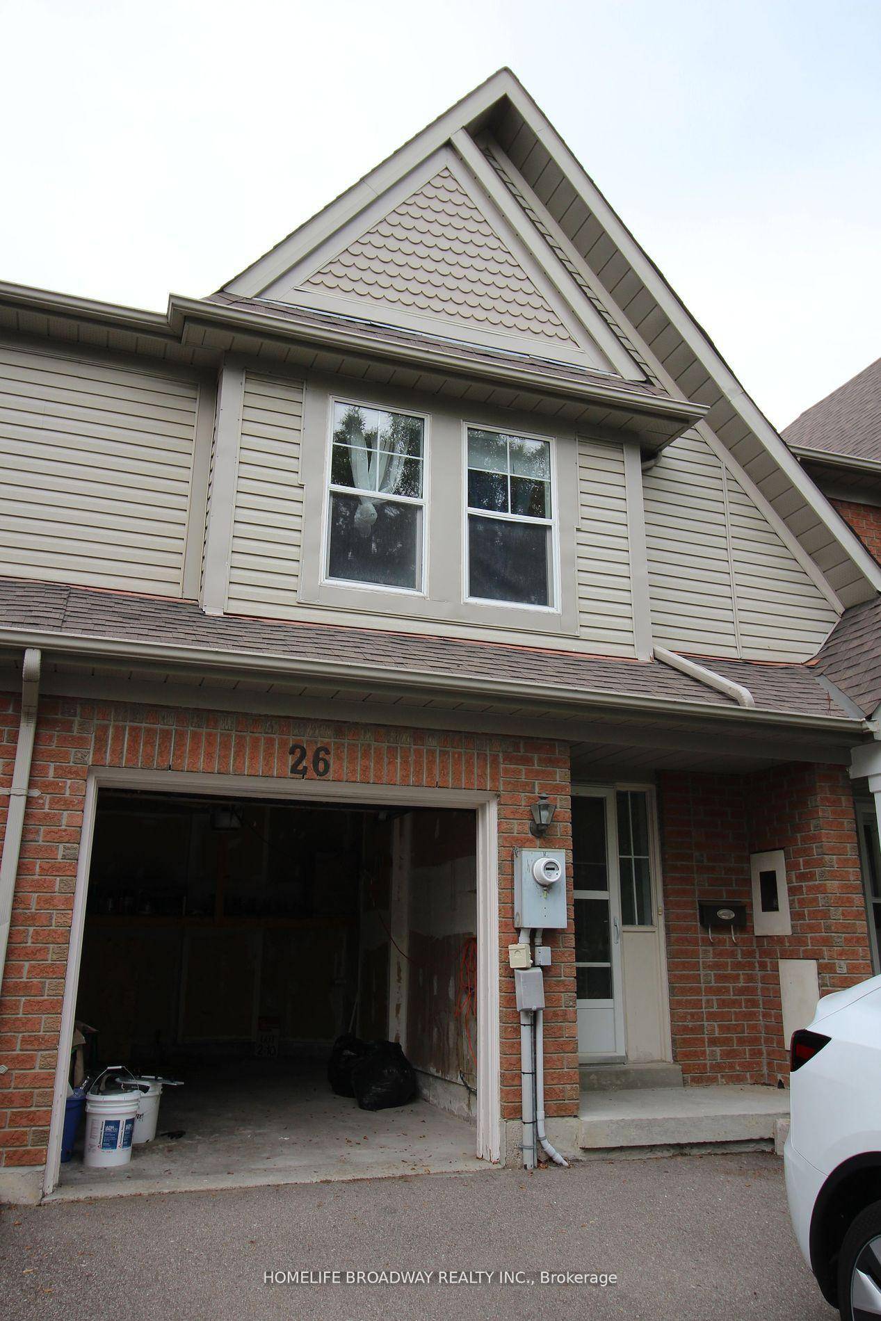 Bright Townhouse in High Demand Area of AuroraLocated on Wellington between Bayview and Leslie, this newly painted home features an open conceptliving and dining area.