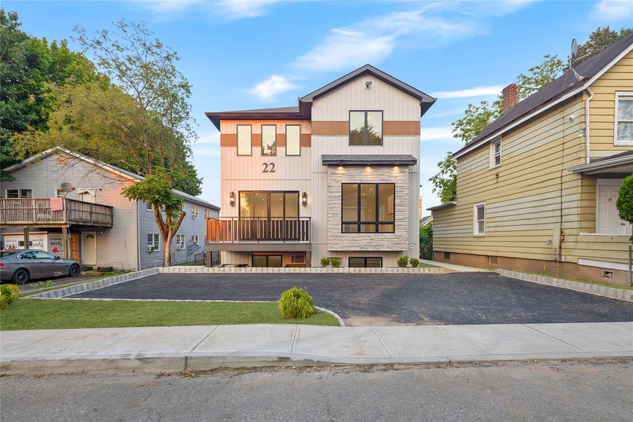 This beautiful stand alone unit offers the feel of a fully private, detached home, thanks to its clever back to back layout.