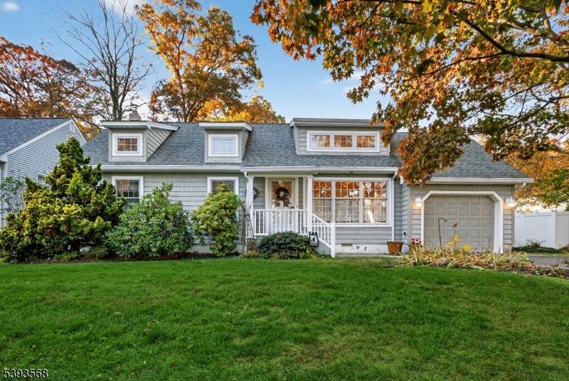 Experience this amazing Ranch featuring a BONUS ROOM with a potential 4th Bedroom, Den or Office space situated in highly sought after Lake Shawnee Community located in a quiet strollable ...