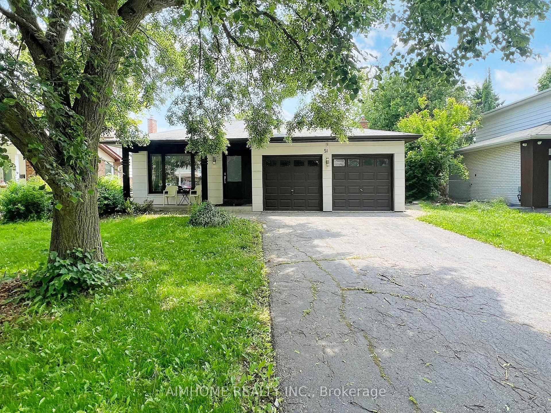 Excellent Location ! Bright, Clean amp ; Spacious Family Home, 3 Bdrm, 2 full Baths, Full of daylight, Gourmet Kitchen with Stainless Steel Appliances and Breakfast Area, Wood Flooring Throughout, ...