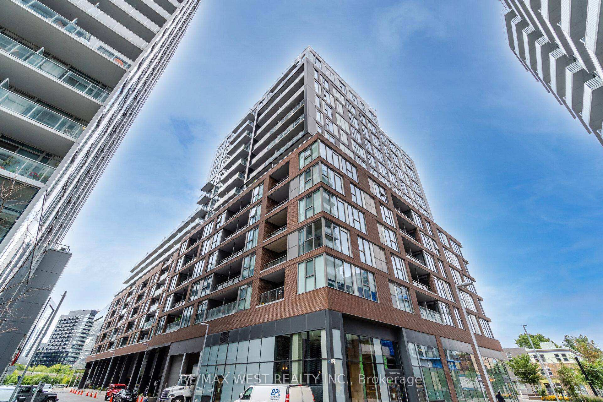 Welcome To Riverside Square !