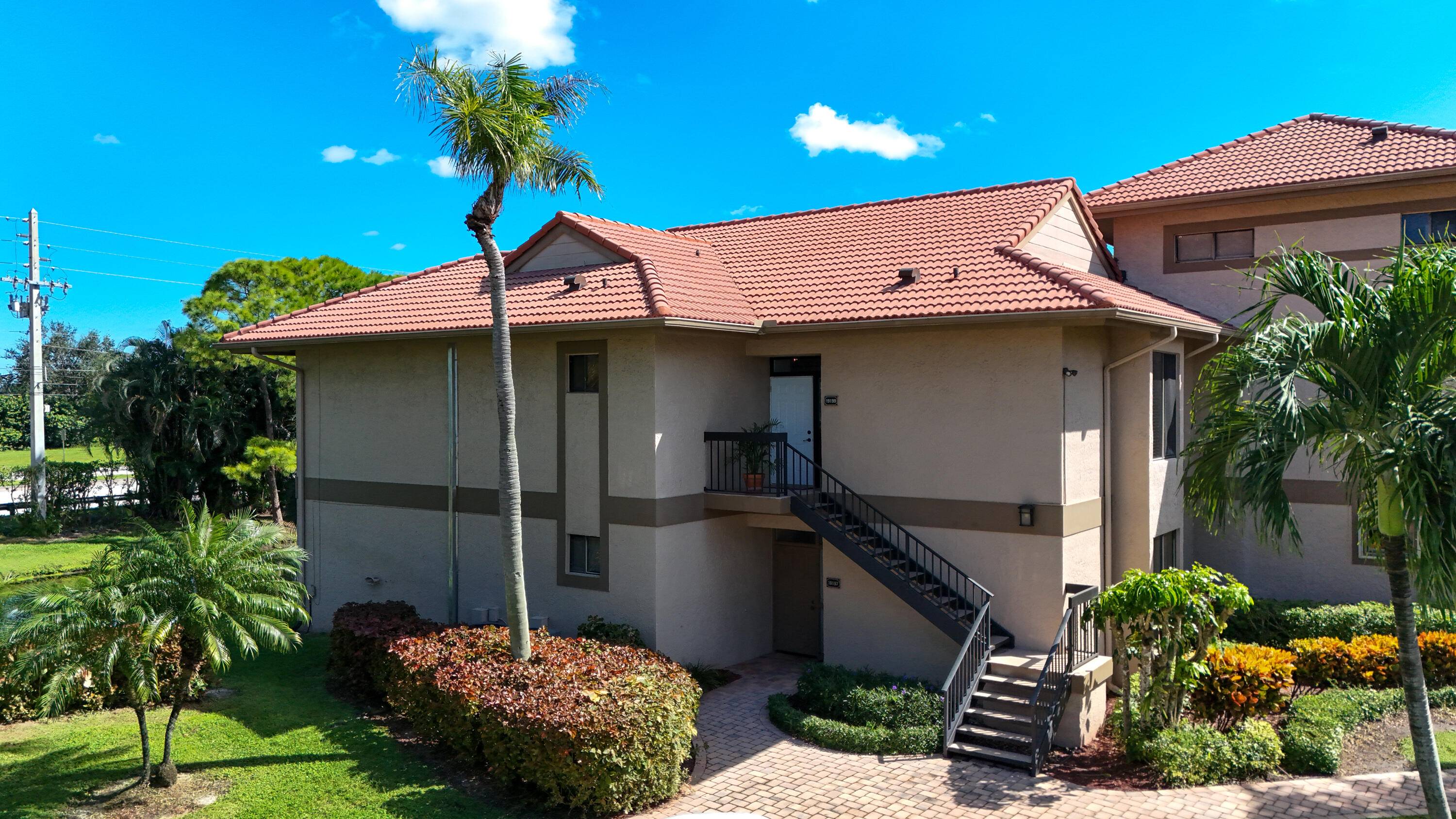 Snowbirds, pack your bags your perfect condo in paradise awaits !