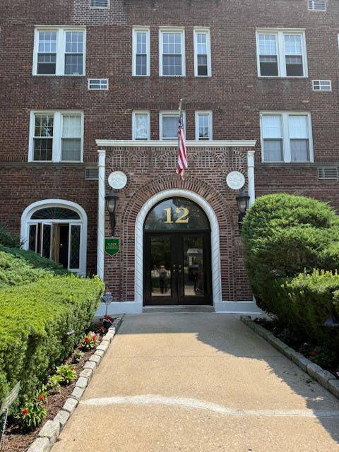 Renovated 1 Bedroom Condo in Tudor Gardens Bright corner unit with high ceilings and hardwood floors.