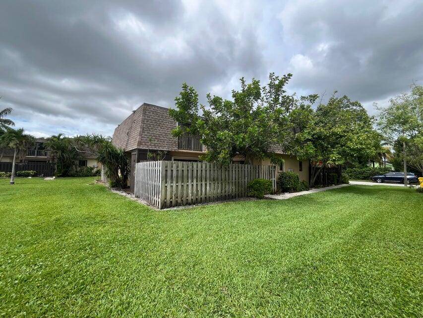 Spacious 2 Bed 2. 5 Bath Townhome !