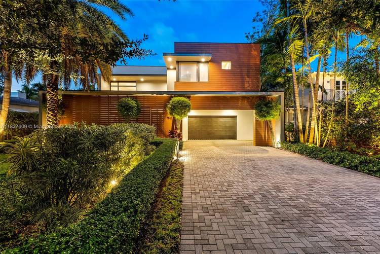 Discover the pinnacle of luxury in this extraordinary smart home nestled in one of South Miami s most coveted enclaves.