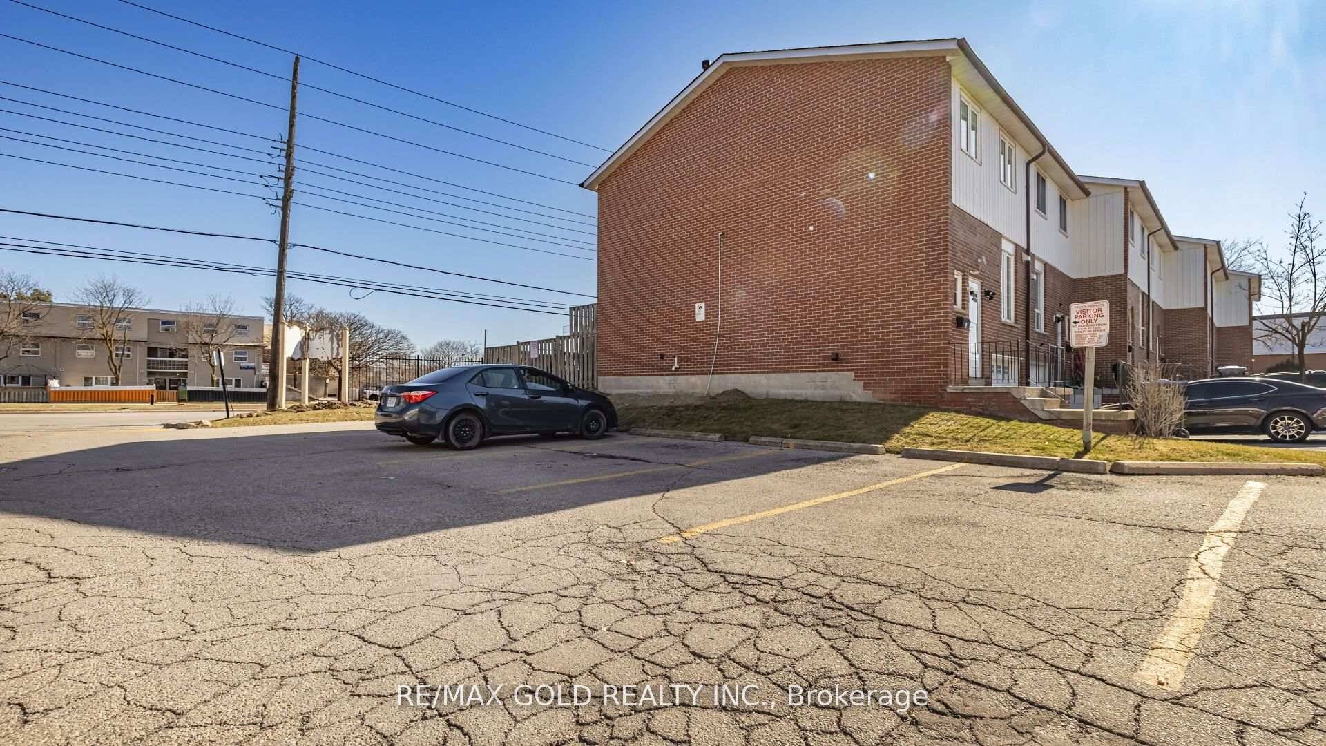 Don't miss this fantastic opportunity in the thriving community of Malton, in Mississauga.